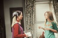 Friends – Nach ihrem ersten gemeinsamen WG-Ausflug ist Phoebe (Lisa Kudrow, l.) der Meinung, dass Rachel (Jennifer Aniston, r.) sich zu sehr um die Meinung anderer Leute kümmert ...