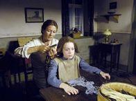 Margarete Steiff – Margarete (Annika Luksch) kann ihre haare nicht selbst flechten und der Mutter (Suzanne von Borsody) wird die Arbeit zuviel. Zu Margaretes Kummer kommen die schönen Zöpfe weg.