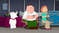 Family Guy – Während Peter (M.) und Lois (r.) dauerhaft mit Stewie üben und ihn ständig zu Castings schicken, sieht Brian (l.) das Ganze überaus kritisch und sieht sich gezwungen, was dagegen zu tun ...