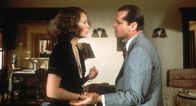 Chinatown – Evelyn Cross Mulwray (Faye Dunaway, r.) engagiert den Privatdetektiv J.J. Gittes (Jack Nicholson, l.), ihren Mann zu überwachen ...