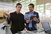 Die Rosenheim-Cops – Hansen (Igor Jeftic, r.) glaubt, dass Prof. Blum (Christian Wittmann, l.) zum Mörder geworden ist, um die Entdeckung einer neuer Lurchart für sich zu beanspruchen.