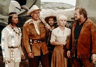 Unter Geiern – Winnetou (Pierre Brice, li.), Old Surehand (Steward Granger, 2. v. li.), Wabble (Paddy Fox, Mitte) und Annie (Elke Sommer) wollen dem alten Baumann (Walter Barnes) helfen, die Mörder seiner Familie zu stellen.