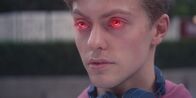 Spellbound - Verzaubert in Paris – Finn (Zac Gabriel Werb) wurde von Adrian zu einer Marionette der Mystics. Wie ein programmierter Roboter folgt er nun Adrians Befehlen.