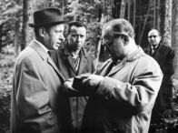 Kommissar Freytag – Waldarbeiter haben beim nahe gelegenen Rabenkopf eine Leiche entdeckt. Kommissar Freytag (Konrad Georg, links) und Polizeihauptmeister Peters (Willy Krüger, 2.v.r.) ermitteln.
