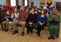 The Middle – Die Hecks (Atticus Shaffer, l., Eden Sher, 2.v.l., Neil Flynn, 3.v.l., Charlie McDermott, 3.v.r., Patricia Heaton, 2.v.r.) besuchen das erste Mal den Gottesdienst einer anderen Kirche und sind hin und weg von der Predigt des Pfarrers, die sie sich dann aber doch etwas zu sehr zu Herzen zu nehmen ...
