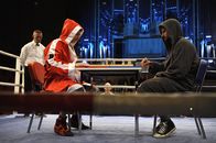 Einstein – Im Schach-Boxkampf gegen Prof. Berkenbusch (Guido Broscheit, l.) geht es um den Gewinn von Fördergeldern. Dabei bereitet der Denk-Teil der Sportart Einstein (Tom Beck, r.) weniger Schwierigkeiten als das Boxen. Doch er sorgt sich, seine wertvollen grauen Zellen zu verletzen ...