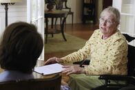 Desperate Housewives – Karen (Kathryn Joosten) steht kurz vor ihren letzten Atemzügen, während in Renées Limousine Julies Fruchtblase platzt ...