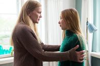 Unschuldig – Marion (Anna Loos, li.) kämpft darum, dass Lena (Ruby M. Lichtenberg) bei ihr bleibt.