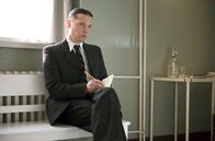 Charité – Fritz Kolbe (Marek Harloff), ein hoher Beamter des Außenministeriums, findet sich täglich in Sauerbruchs Vorzimmer ein. Ist er ein Spitzel?.