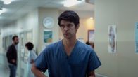 This Is Going to Hurt – Für Adam (Ben Whishaw) wird die Arbeit nie wieder dieselbe sein. Zerfressen von Schuldgefühlen, muss es für den Arzt jedoch irgendwie weitergehen.
