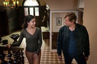 Wilsberg – Dr. Tessa Tilker (Patricia Meeden) und Ekki (Oliver Korittke) lernen sich unter ungewöhnlichen Umständen in einem Schloss besser kennen - und verstehen sich auf Anhieb gut.