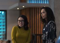 Charmed – Swan (Christin Park, l.); Macy Vaughn (Madeleine Mantock, r.)