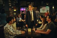 How I Met Your Mother – Sind sich nicht einig, wie es mit dem Arcadian weitergehen soll: Ted (Josh Radnor, l.), Marshall (Jason Segel, r.), Barney (Neil Patrick Harris, M.), Lily (Alyson Hannigan, 2.v.r.) und Robin (Cobie Smulders, 2.v.l.) ...
