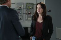 The Mentalist – Bei den Ermittlungen in einem neuen Fall gehen sie ein großes Risiko ein: Jane (Simon Baker, l.) und Lisbon (Robin Tunney, r.) ...