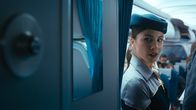 Code 7500 – Flugbegleiterin Gökçe (Aylin Tezel) ist die Lebensgefährtin des Kopiloten.