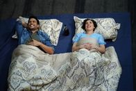 Call Me Kat – Max (Cheyenne Jackson, l.); Kat (Mayim Bialik, r.)