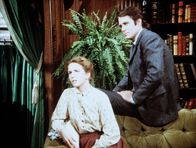 Unsere kleine Farm – Laura (Melissa Gilbert, l.) erfährt, dass ihr Verleger und sein Assistent Russel Matthews (John Bennett Perry, r.) an ihrem Buch einige Änderungen vornehmen wollen.
