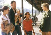 Die Kinder meiner Braut – Die drei Ausreißer Laura (Nina Szeterlak, links), Jesus (Toni Henschelmann, 3. von links) und Tini (Ginger Wensky, Mitte) sagen ihrer "Ersatzmutter" Lena (Sonsee Neu, rechts) gehörig die Meinung.
