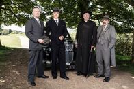 Father Brown – Inspector Mallory (Jack Deam, r.) erhält in diesem Fall nicht nur die Unterstützung von Father Brown (Mark Williams, 2. v. r.) sondern auch von Inspector Valentine (Hugo Speer, l.) und Chief Inspector Sullivan (Tom Chambers, 2. v. l.) von Scotland Yard.