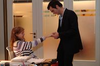Verliebt in Berlin – Der aufgebrachte David (Mathis Künzler, r.) versucht mit viel Kraft Lisa (Alexandra Neldel, l.) den Ring vom Finger zu ziehen. (Dieses Foto von Alexandra Neldel darf nur in Zusammenhang mit der Berichterstattung über die Serie "Verliebt in Berlin" veröffentlicht und verbreitet werden.)