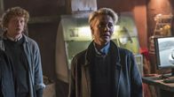 Die Erbschaft – Gro Grønnegaard (Trine Dyrholm) und Pitu (Sonny Lindberg) sprechen mit den Künstlern.