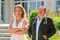 Die Rosenheim-Cops – Verheimlicht Cosima Tauber (Caroline Beil, li.) vor Kommissar Korbinian Hofer (Joseph Hannesschläger, r.) etwas?