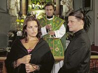 Tatort – MDR Fernsehen TATORT, "Böses Blut" Uhr. Eine mysteriöse Kirchengemeinschaft: Margit Karner (Christine Neubauer) und die Geistlichen Bruno Santner (Bernhard Schir) und Erich Gasser (Christian Spatzek).