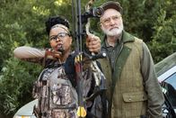 Perfect Harmony – Adams Adams (Tymberlee Hill, l.); Arthur Cochran (Bradley Whitford, r.)