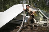 Der Ranger - Paradies Heimat – Glück im Unglück: bei der Explosion ist Jonas (Philipp Danne) nur mit ein paar Kratzern davongekommen, doch der Brand breitet sich schnell aus.