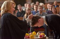 Die Konfirmation – Ein ungewöhnlicher Alleingang: Ben (Tim Litwinschuh) lässt sich ohne das Wissen seiner Mutter von Pfarrerin Tabea (Christina Große) taufen.