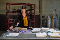 Mayday - Alarm im Cockpit – REENACTMENT - The Second Investigator (played by Jenny Young) analyzes the crash site photos of UPS Flight 1354 to try to piece together what caused the aircraft to crash. (Cineflix 2021/Darren Goldstein)