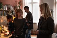 neoriginal: Push – Ein üblicher Morgen bei den Kochs: Anna (Anna Schudt, r.) ist auf dem Sprung in die Klinik und spricht sich noch kurz mit Tochter Isi (Berit Vander, 2.v.l.) ab, die ihre kleine Tochter Lotta (Lisa Shagildi, l.) für die Kita fertig macht. Annas Mann Jens Koch (Alexander Frank Zieglarski, M.) hatte noch gehofft, Zeit für ein ernstes Gespräch mit Anna zu finden.