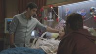 Scorpion – Walter (Elyes Gabel, l.) will seine Schwester Megan (Camille Guaty, M.) unbedingt am Leben erhalten, koste es, was es wolle, während Sylvester (Ari Stidham, r.) deren Wünschen entsprechend handeln möchte - wird das zu einem Streit zwischen den beiden führen?