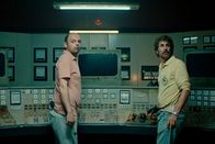 Tschugger – Tschugger Staffel 4 Regie: David Constantin, Johannes Bachmann Drehbuch: David Constantin, Johannes Bachmann, Jelena Vujović, Fiona Schreier, Pascal Glatz, Christian Wehrlin  Produktion: Shining Film AG Folge 3 Hauptbild 1 In der Kommandozentrale: Dragan Vujic als Pirmin und David Constantin als Bax Copyright: SRF