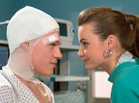 In aller Freundschaft – Enrico Reitz (Remo Schulze) und Cindy Nowak (Paula Schramm) sind fest entschlossen, ihre Zukunft gemeinsam in die Hände zu nehmen.