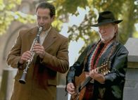 Monk – Mr. Monk (Tony Shalhoub, l.) amüsiert sich mit dem Countrystar Willie Nelson (Willie Nelson, r.) ...