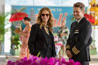 Ticket ins Paradies – v.li.: Georgia Cotton (Julia Roberts), Paul (Lucas Bravo)