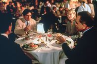 Die üblichen Verdächtigen – Dean Keaton (Gabriel Byrne, 2.v.l.) ist ehrlich geworden und geht jetzt gemeinsam mit seiner Freundin von der Staatsanwaltschaft (Suzy Amis, 2.v.r.) seriösen Geschäften nach.