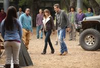 Extant – Nachdem sich Molly (Halle Berry, Mitte l.) und JD (Jeffrey Dean Morgan, Mitte r.) für die Hybriden ausgesprochen haben, greift General Shepherd zu drastischen Mitteln ...
