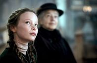 Schnee – Da Alma (Laeni Geiseler, li.) die neue Hüterin des Muttsteins zu sein scheint, sucht sie bei ihrer Nachbarin Aurelia (Silvia Eisenberger, re.) um Rat, die am meisten über die Sage der Wächterin der Berge weiß.
