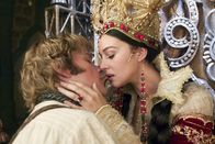Brothers Grimm – Während sich Will (Matt Damon) opfert und der Hexenkönigin (Monica Bellucci) zu erliegen scheint, zerschlägt Jake im letzten Moment deren Zauberspiegel und vernichtet so die Königin.