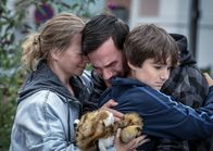 SOKO Linz – Anselm Kramer (Sönke Möhring, M.) ist ein bekannter Rechtsextremer, der sich inzwischen öffentlich von der Szene distanziert. Er selbst, sowie auch seine Kinder Julian (Leopold Pallua, r.) und Sinia (Angelika Strabsen, l.), sind von Anfeindungen bedroht.