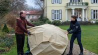 SOKO Wismar – Der Untermieter der Reproduktionspraxis Frieder Wiesner (Stephan A. Tölle, l.) liebt seinen Garten mehr als alles andere. Jedoch kündigte ihm die Ehefrau des Opfers kurz vor dem Tod die Wohnung in der Praxis. Austauschpolizist Eddi Jansons (Gustavs Gailus, r.) hilft Herrn Wiesner, den Baum abzudecken, dem ihm damals seine verstorbene Frau zum Geburtstag pflanzte. Doch Buchhalter Wiesner scheint ein wenig zu gelassen für die Umstände.