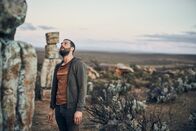 The Tourist - Duell im Outback – Der Fremde (Jamie Dornan) erfährt endlich, was er bei den "Steinmännern" im Outback eigentlich wollte.