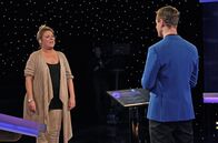 Gefragt - Gejagt – Moderator Alexander Bommes (r.) mit der Kandidatin Astrid Lange (l.).