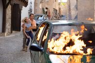 The Mallorca Files – Miranda (Elen Rhys) und Max (Julian Looman) setzen alles daran, ein Fahrzeug mit einem Verdächtigen zu stoppen – doch plötzlich geht es in Flammen auf.
