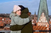 Rote Rosen – Einmal mehr ist es Leo (Daniel Hartwig, l.), der für Katrin (Nicole Ernst, r.) da ist.