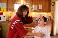 The Middle – Hat Brick (Atticus Shaffer, r.) das royale Fieber gepackt? Frankie (Patricia Heaton, l.) ist jedenfalls Feuer und Flamme für die Hochzeit des Jahres ...