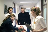 Der Dicke – hr-fernsehen DER DICKE Folge 20, Getrennte Wege, 26-teilige Fernsehserie, Deutschland 2005-2007, Regie: Josh Broecker Uhr. Gregor Ehrenberg (Dieter Pfaff, 2.v.r.) begleitet Sybille Illner (Valerie Koch, l.) und ihre verletzte kleine Tochter Maike (Emily Linow, M.) ins Krankenhaus. Dort werden sie von Schwester Miriam (Martina Hill, r.) in Empfang genommen.