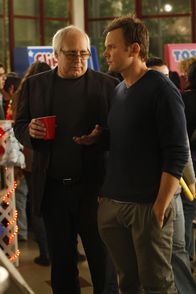 Community – Während sich Troy und Abed in verschiedenen Sportarten messen, geht Pierce (Chevy Chase, l.) mit einem ein Callgirl aus und bittet Jeff (Joel McHael, r.) um ein Doppel-Date ...